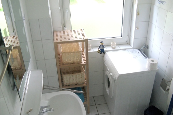 Badezimmer im Erdgeschoss mit Blick ins Urlauberdorf