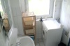 Badezimmer im Ferienhaus mit Blick ins Urlauberdorf