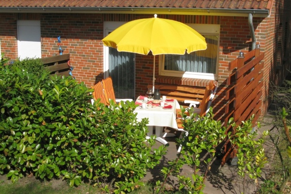 Ferienhaus mit südwest Terrasse und Schatten während der Mittagszeit